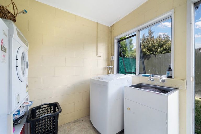 Photo of property in 3 Hillary Heights Avenue, Glendene, Auckland, 0602