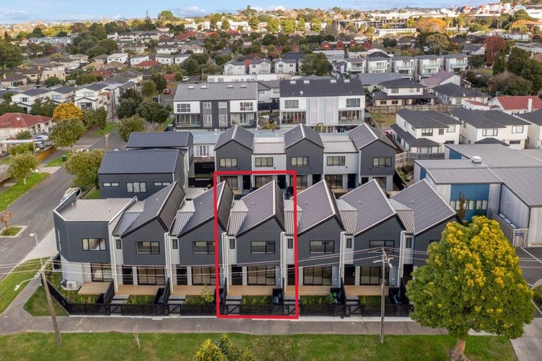 Photo of property in 4/51 Point England Road, Point England, Auckland, 1072