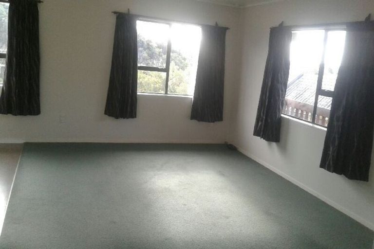 Photo of property in 1/13 Exeter Place, Unsworth Heights, Auckland, 0632