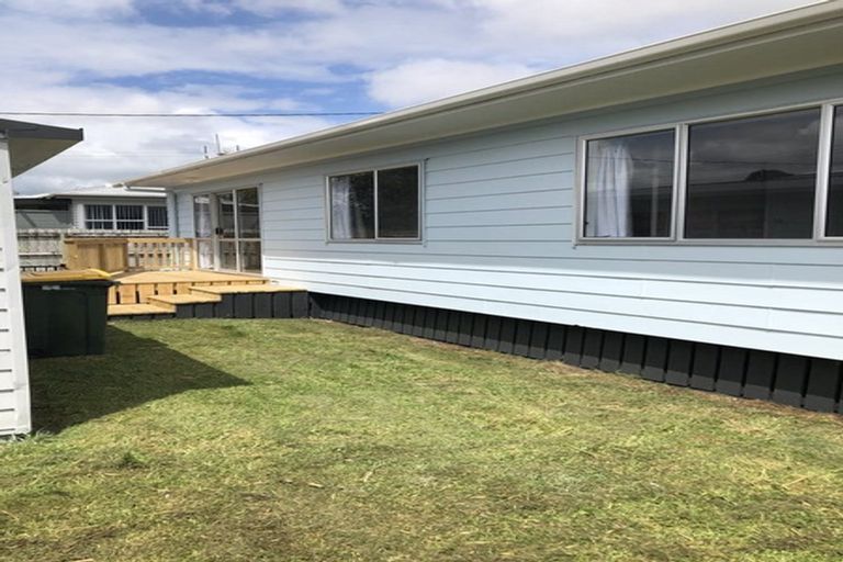 Photo of property in 57 Woodside Road, Massey, Auckland, 0614