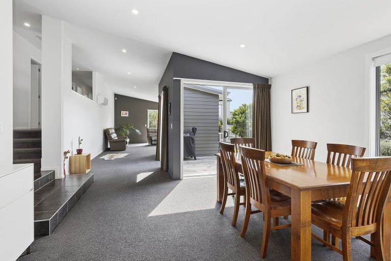 Photo of property in 3 Kaweka Close, Aotea, Porirua, 5024