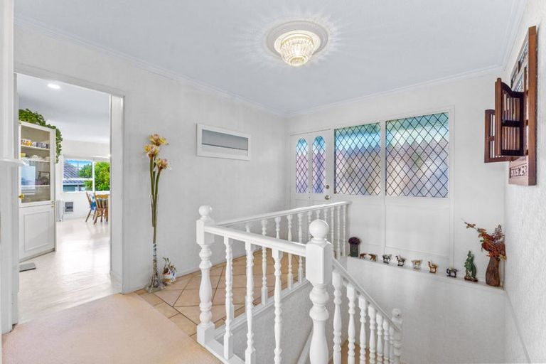 Photo of property in 2 Ravenstone Place, Chatswood, Auckland, 0626