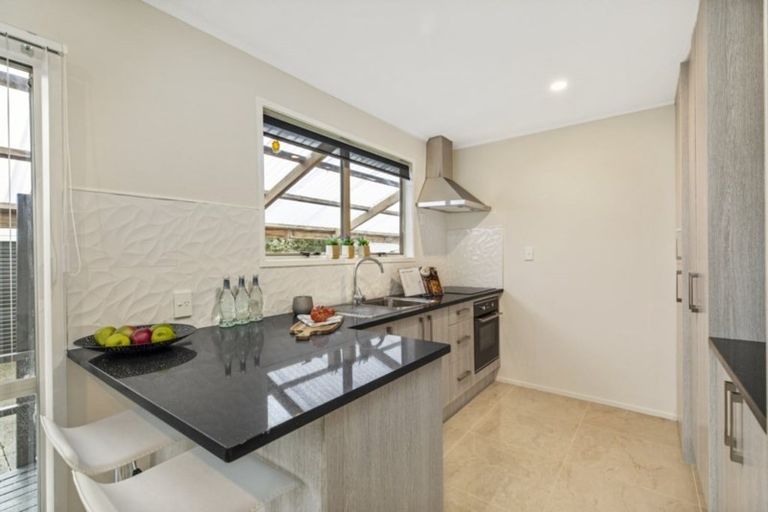 Photo of property in 122 Shifnal Drive, Randwick Park, Auckland, 2105