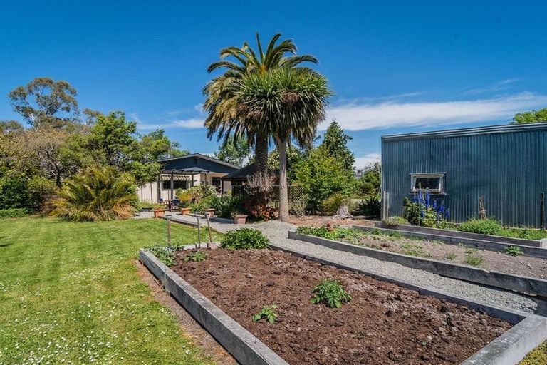 Photo of property in 72 Timaru Road, Waimate, 7924