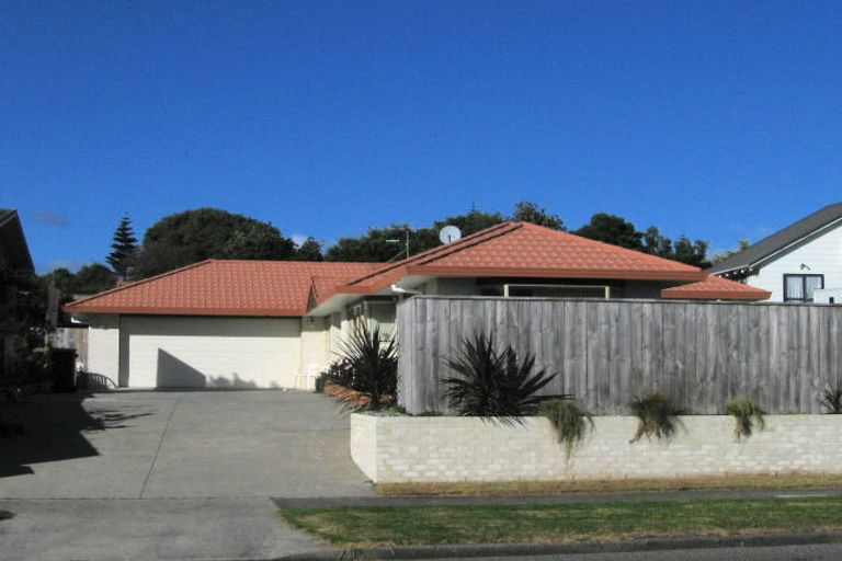 Photo of property in 60 Queens Road, Waikanae Beach, Waikanae, 5036