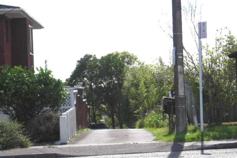 Photo of property in 1/589 Glenfield Road, Totara Vale, Auckland, 0629