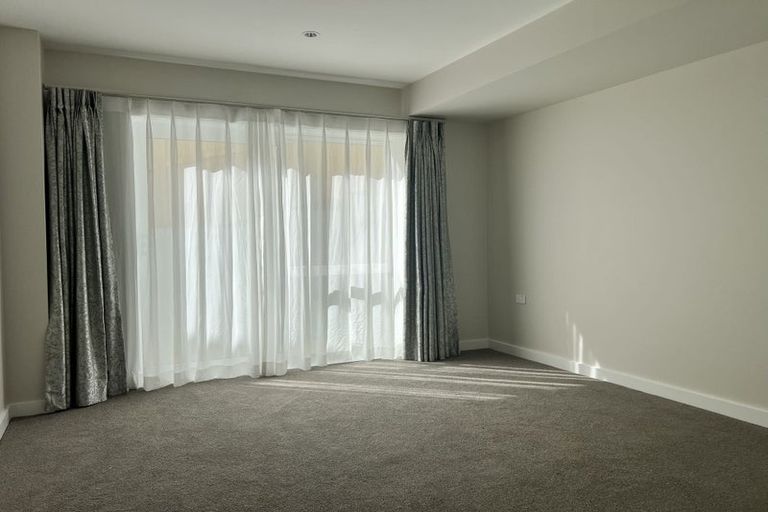 Photo of property in 8 Hooten Place, Oteha, Auckland, 0632