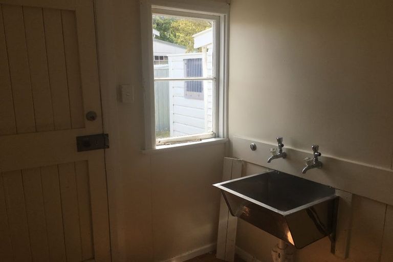 Photo of property in 15 Atkinson Street, Woodville, 4920