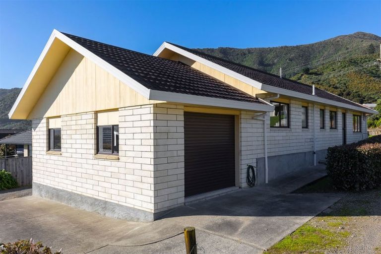Photo of property in 35 Moana View Road, Waikawa, Picton, 7220