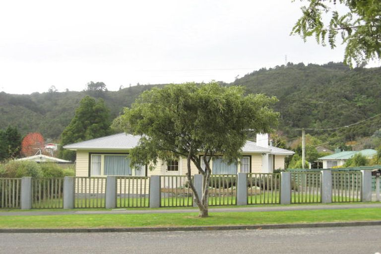 Photo of property in 35 Tawhai Street, Stokes Valley, Lower Hutt, 5019