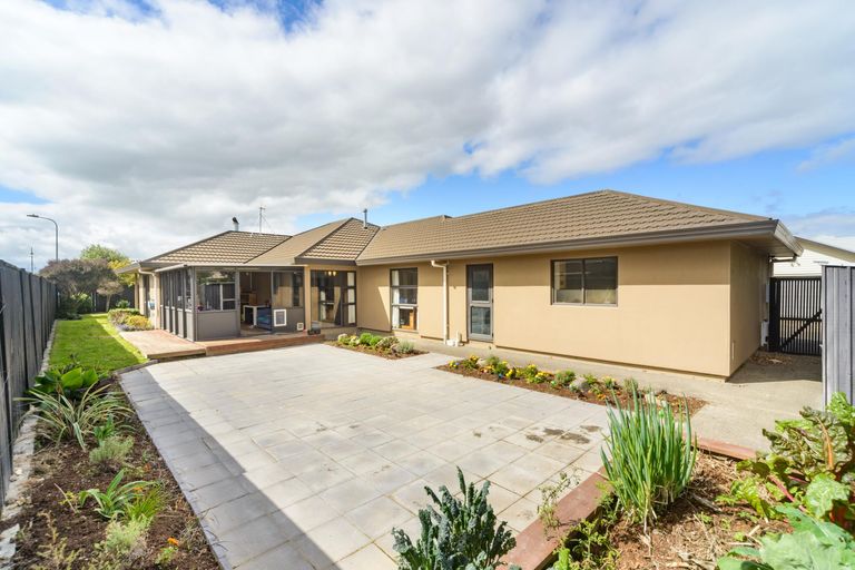 Photo of property in 16 Sorrento Place, Kelvin Grove, Palmerston North, 4414