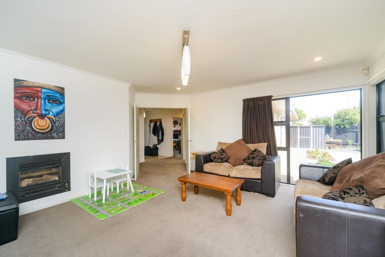 Photo of property in 16 Sorrento Place, Kelvin Grove, Palmerston North, 4414