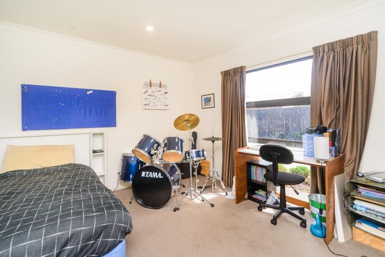 Photo of property in 16 Sorrento Place, Kelvin Grove, Palmerston North, 4414