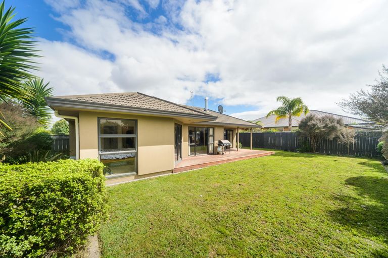 Photo of property in 16 Sorrento Place, Kelvin Grove, Palmerston North, 4414
