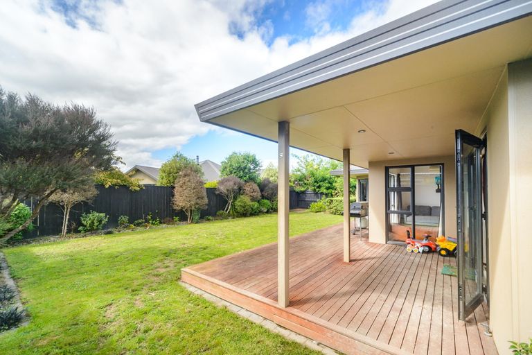 Photo of property in 16 Sorrento Place, Kelvin Grove, Palmerston North, 4414