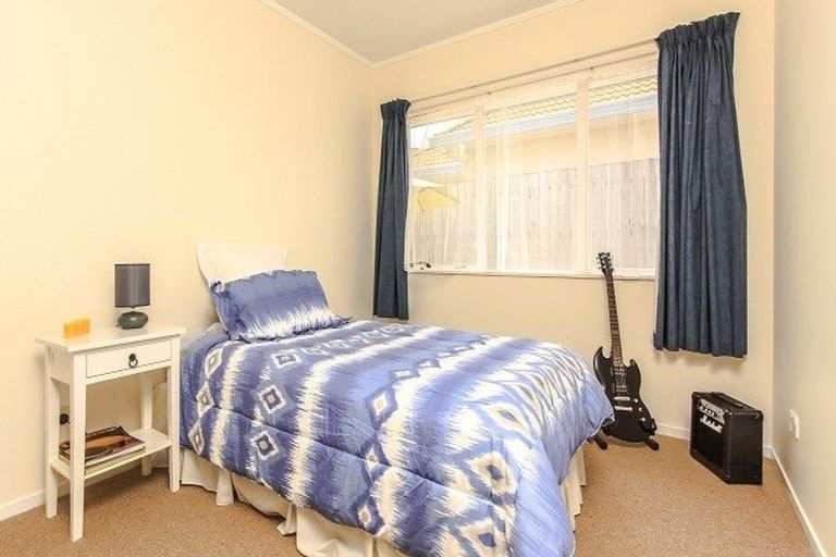 Photo of property in 2/49 Fortunes Road, Half Moon Bay, Auckland, 2012