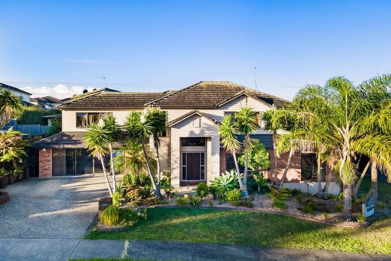 Photo of property in 1 Seresin Crescent, Flat Bush, Auckland, 2016