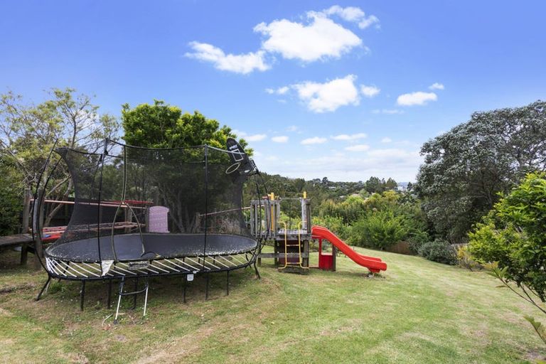 Photo of property in 20 Arapito Road, Titirangi, Auckland, 0604