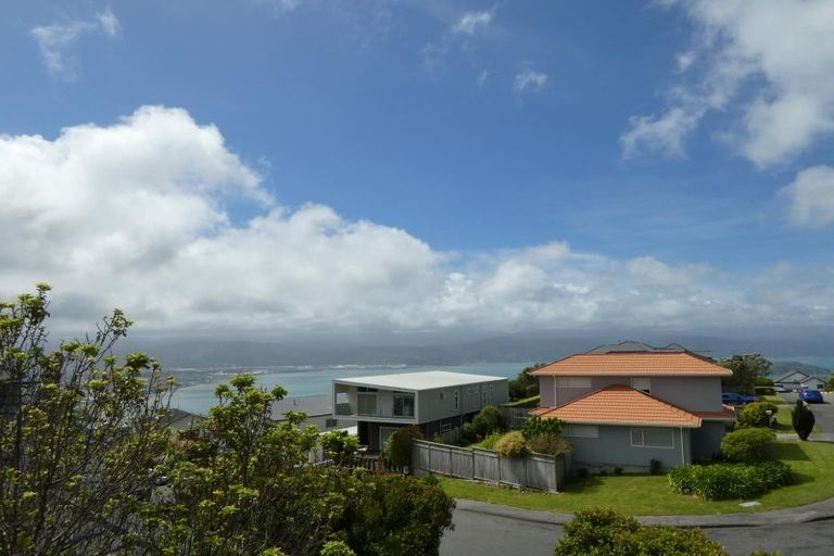 Photo of property in 9 Tamworth Crescent, Newlands, Wellington, 6037