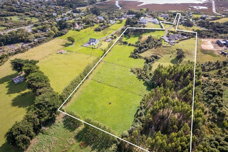 Photo of property in 32 Paekakariki Hill Road, Pauatahanui, Porirua, 5381