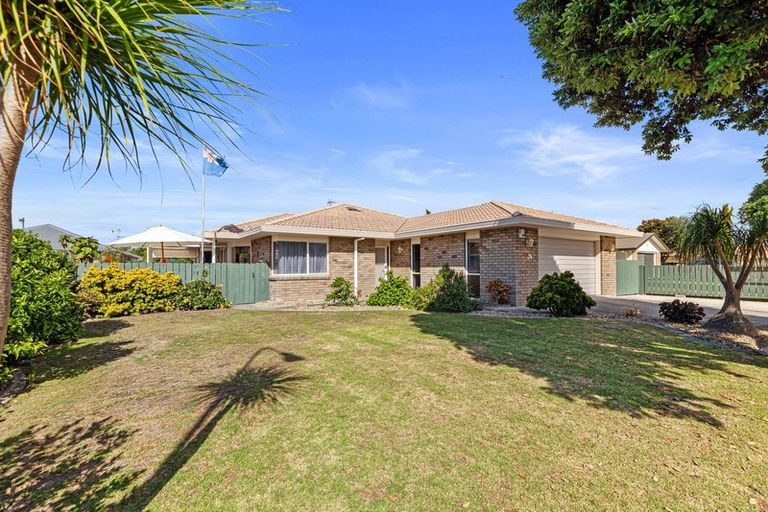 Photo of property in 19 Reef Avenue, Papamoa Beach, Papamoa, 3118