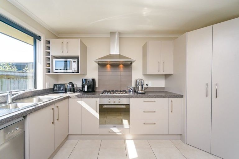 Photo of property in 16 Lorenzo Place, Kelvin Grove, Palmerston North, 4414