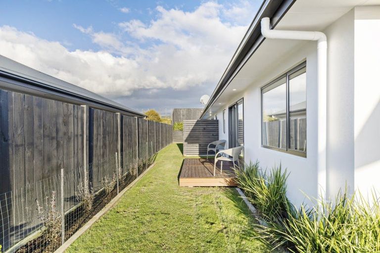 Photo of property in 32 Atlantic Drive, Fitzherbert, Palmerston North, 4410