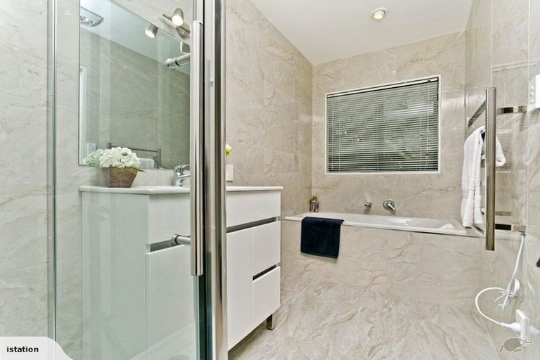 Photo of property in 1/16 Arran Road, Browns Bay, Auckland, 0630