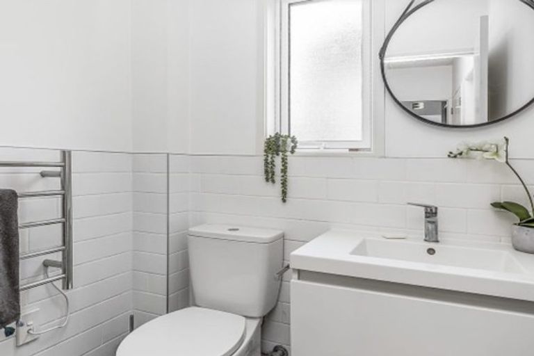 Photo of property in 16 Lawson Place, Mount Victoria, Wellington, 6011