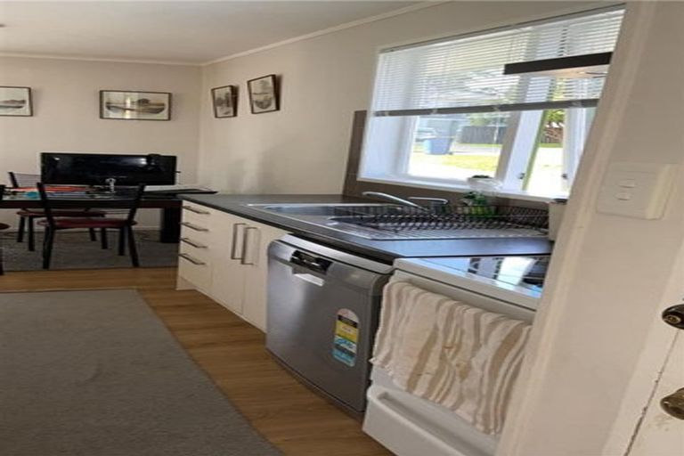 Photo of property in 7 Hueglow Rise, West Harbour, Auckland, 0618