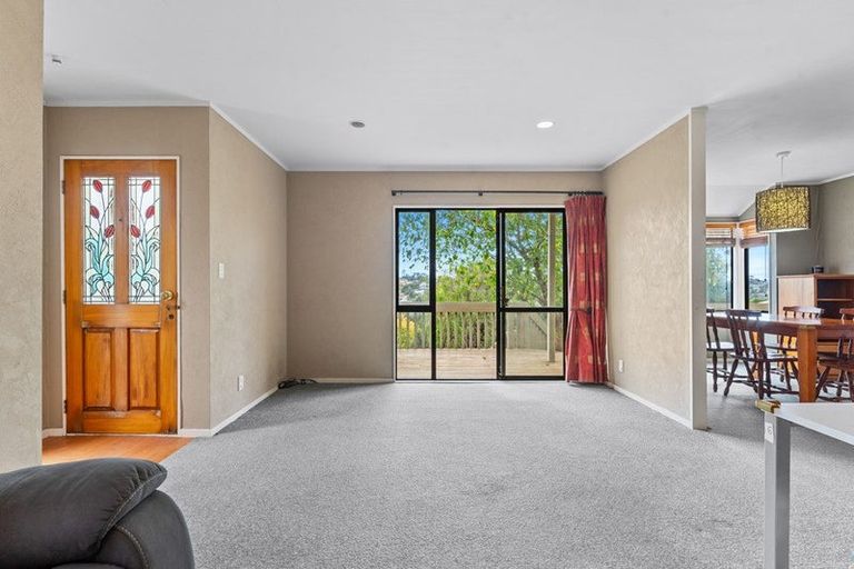 Photo of property in 2/12 Helicon Place, Totara Vale, Auckland, 0629