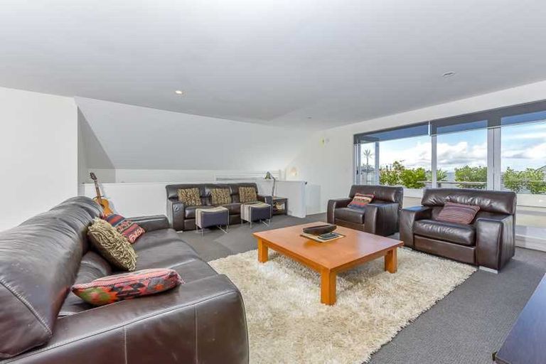Photo of property in 123a Hobsonville Road, West Harbour, Auckland, 0618