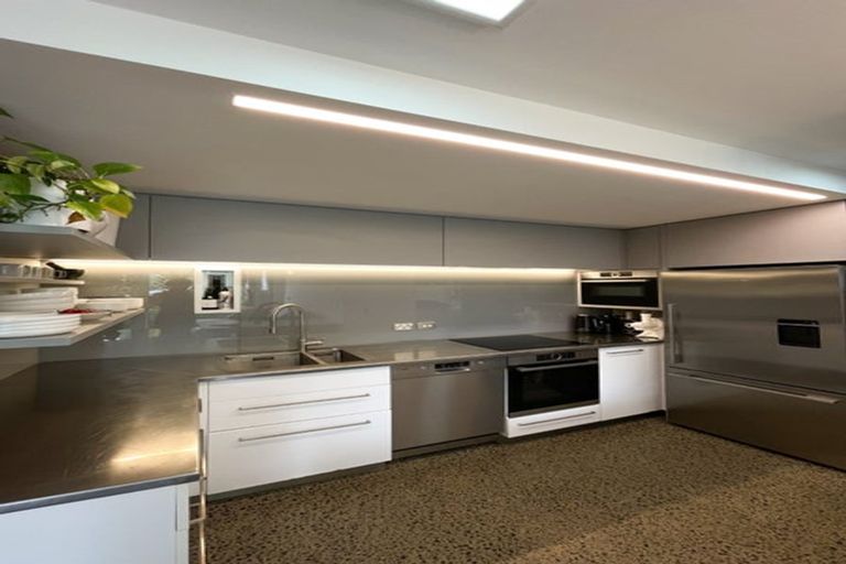 Photo of property in 2/83 Hinemoa Street, Birkenhead, Auckland, 0626