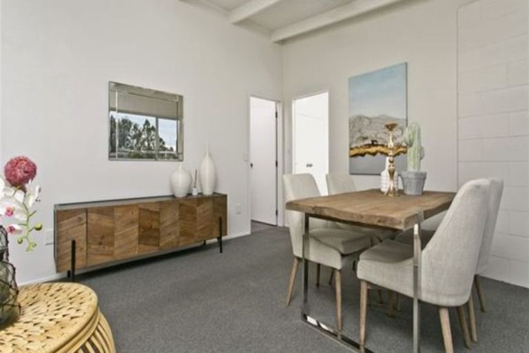 Photo of property in 2/6 Anne Road, Hillcrest, Auckland, 0627