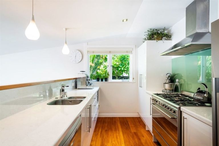 Photo of property in 15 Le Roy Terrace, Birkenhead, Auckland, 0626