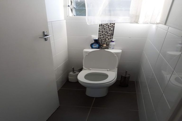 Photo of property in 2/206 Lake Road, Northcote, Auckland, 0627