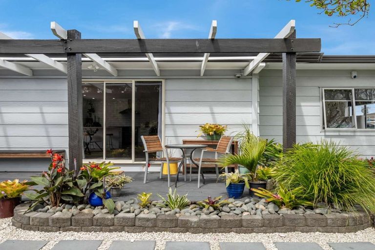 Photo of property in 2/1 Woodside Road, Massey, Auckland, 0614