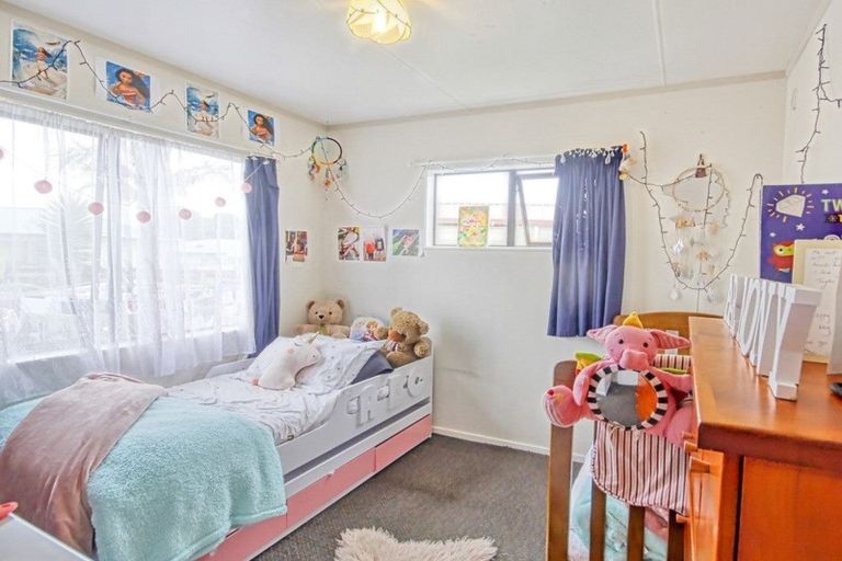 Photo of property in 28 Dungarvon Place, Clendon Park, Auckland, 2103