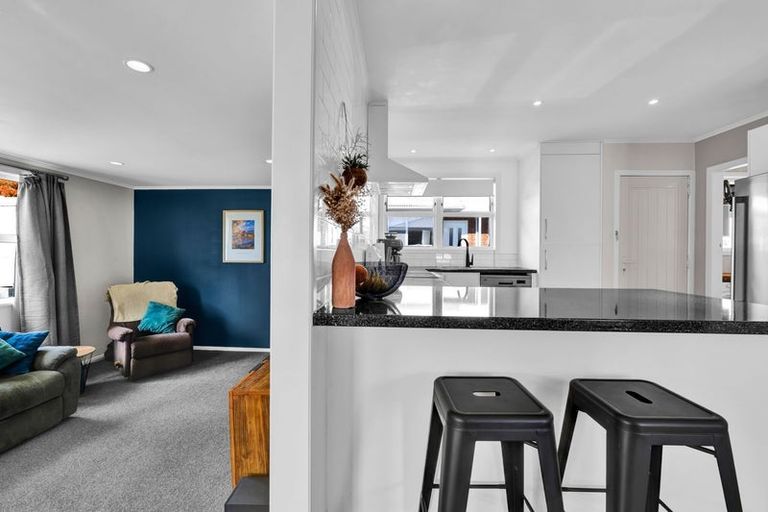 Photo of property in 9 Manu Crescent, Upper Vogeltown, New Plymouth, 4310