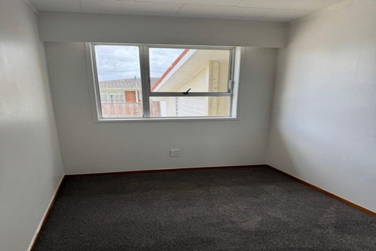 Photo of property in 2/14 Ballater Place, Highland Park, Auckland, 2010