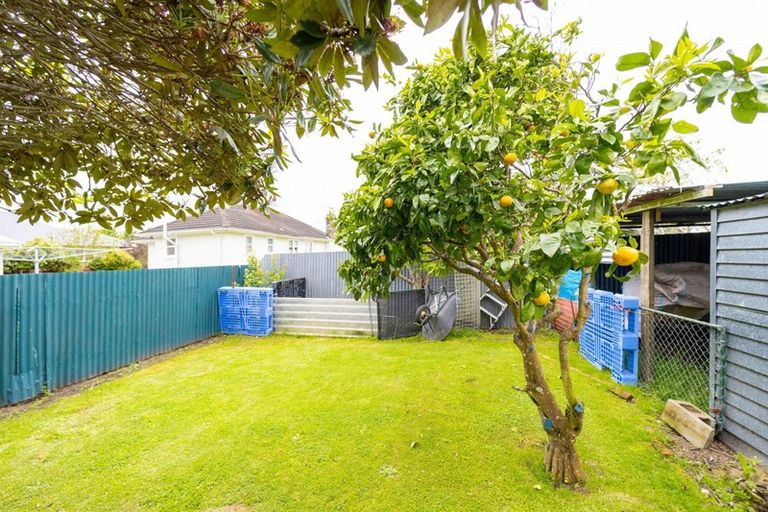 Photo of property in 24 Brassey Street, Waverley, 4510