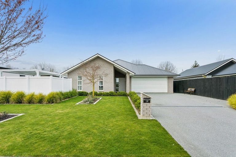Photo of property in 19 Lewis Close, Rangiora, 7400