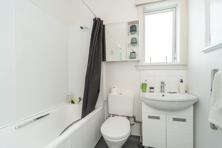 Photo of property in Hamilton Flats, 3/9 Hawker Street, Mount Victoria, Wellington, 6011