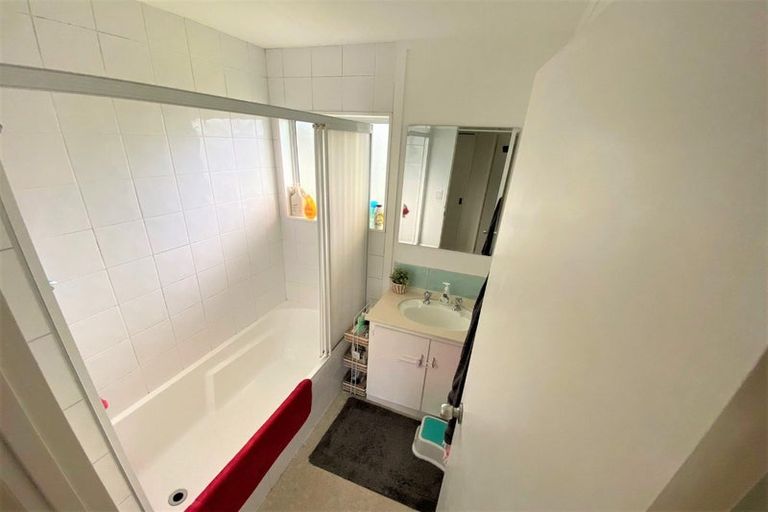 Photo of property in 5 Buisson Glade, West Harbour, Auckland, 0618