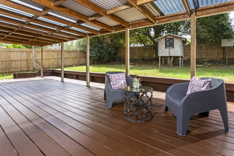 Photo of property in 22 St Catherine Crescent, West Harbour, Auckland, 0618