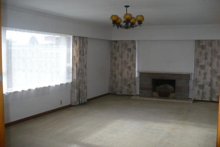 Photo of property in 2 Vera Road, Te Atatu South, Auckland, 0610