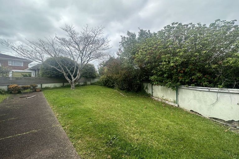 Photo of property in 121 Chivalry Road, Glenfield, Auckland, 0629