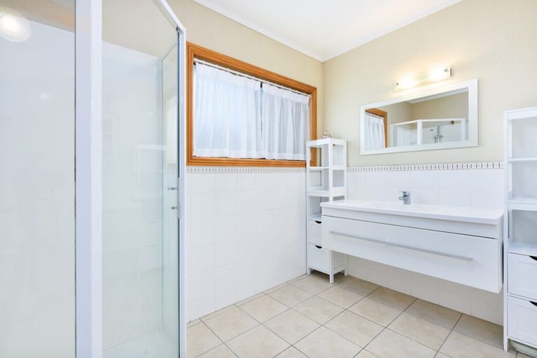 Photo of property in 2/4 Miriam Corban Heights, Henderson, Auckland, 0612