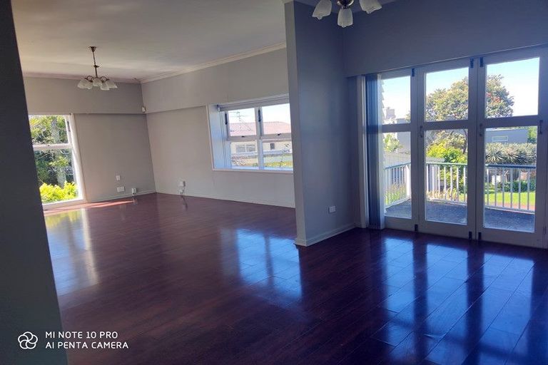 Photo of property in 9 Midway Avenue, Castor Bay, Auckland, 0620
