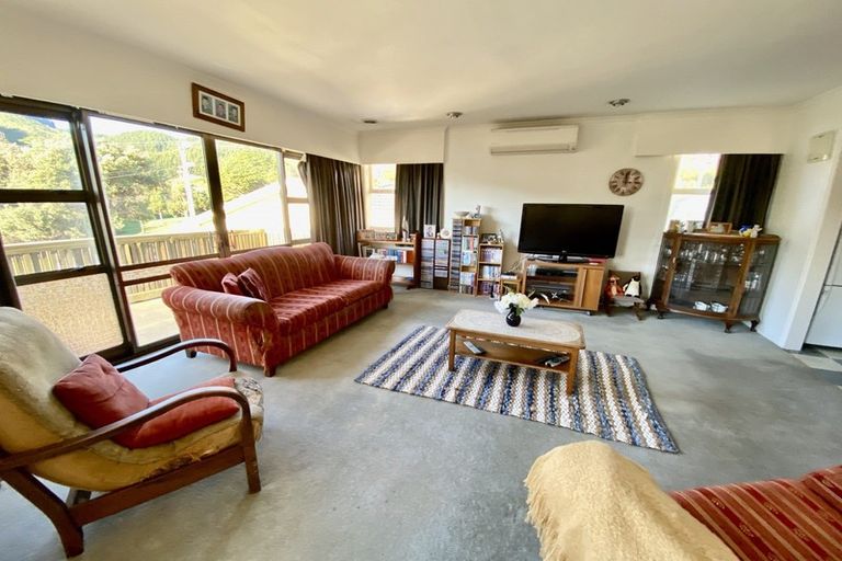 Photo of property in 42 Raroa Terrace, Tawa, Wellington, 5028